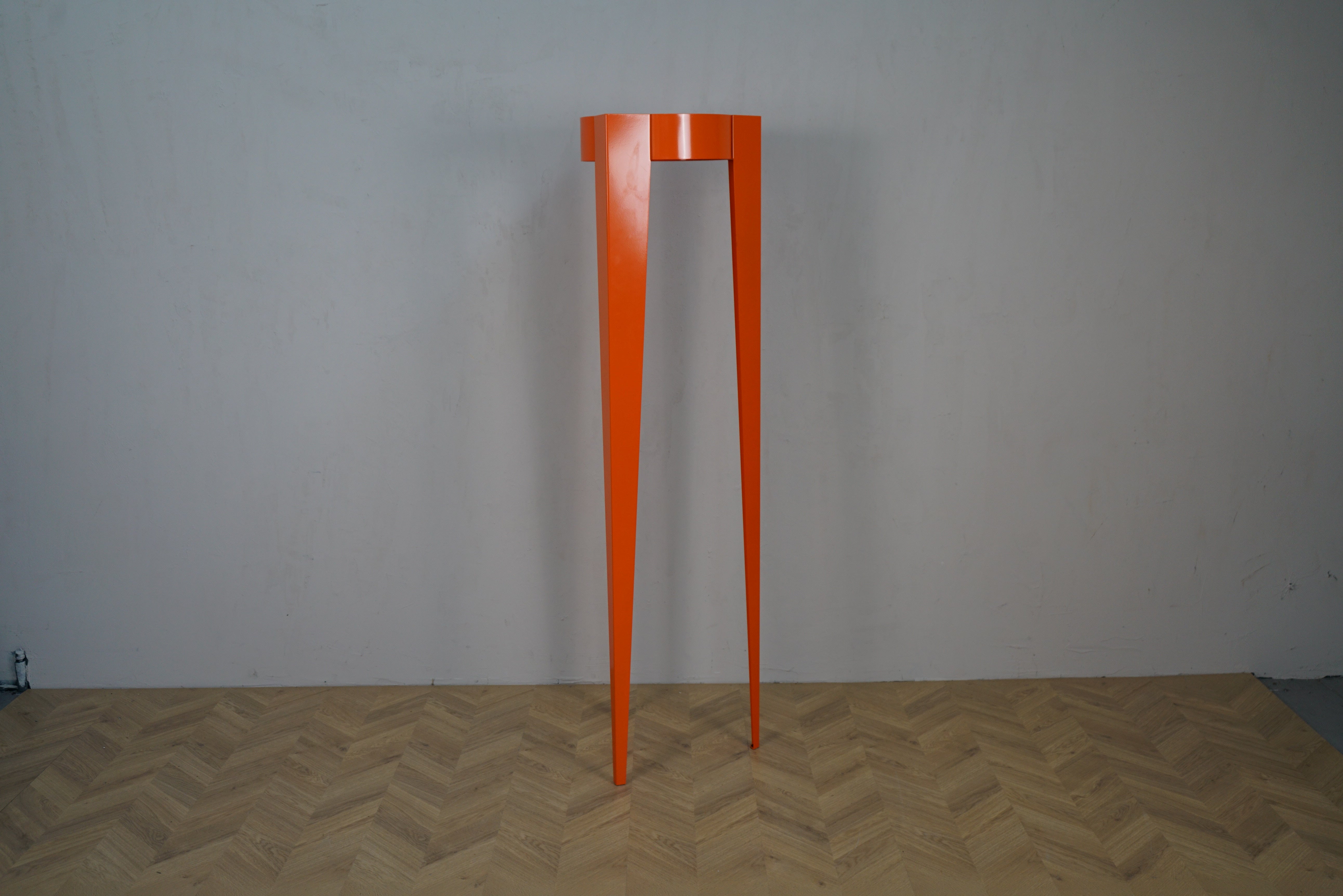 Van Esch Chase G orange tøjstativ set forfra med tre ben og skjulte kroge